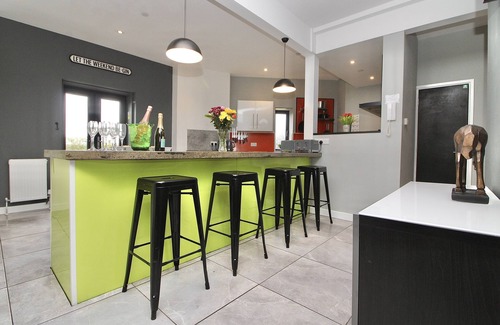 Ipswich Apartamento | The Concrete Castle - 7 floors with a Lift, Cinema and an 80ft high Roof Garden
