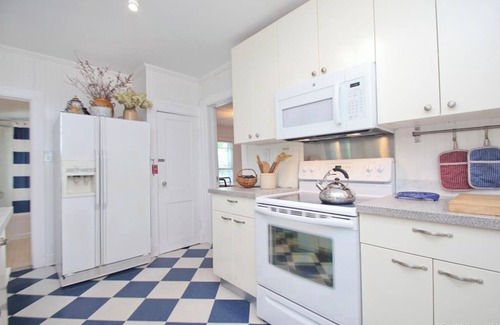 Melrose Casa | The Congamond Cottages: Private Lakefront Cottage