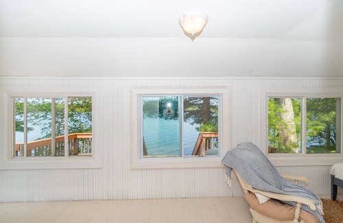 Melrose Casa | The Congamond Cottages: Private Lakefront Cottage