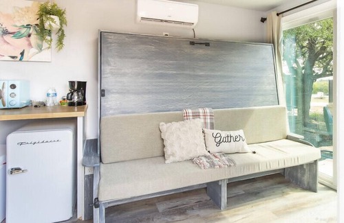 Johnson City Casa | The Container Retreat @ 290 Wine Trail #5