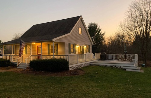 Williston South Casa | The Convenient Cape - Privacy, Hot Tub, Lots of space 5 minutes to I-89!