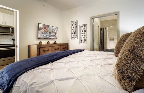 Linthicum Heights Apartamento | The Cool, Pool - BWI - Work Here - Fully Stocked - Fast Internet