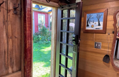 Trumansburg Cabina | The Coop at CrowNestFarm! Communal Rec Room-Bathroom-Kitchenette