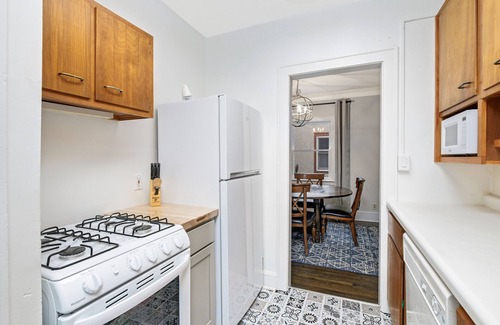 Minneapolis - St. Paul Casa | The Cooper, a charming Double Bungalow just Blocks from W River Parkway