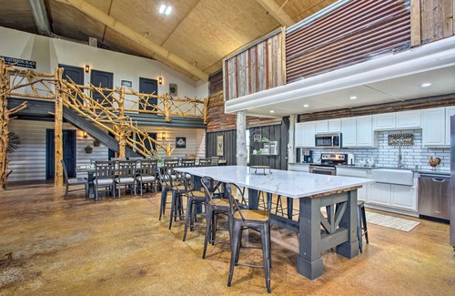 Calera Casa | 'The Copper Roost': Lake Texoma Escape w/ Hot Tub
