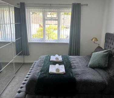 Cyncoed Apartamento | The Coral Suite - 2 Bedroom Apartment with 5G Wi-Fi in Lakeside, Cardiff minutes from Roath Park Lake