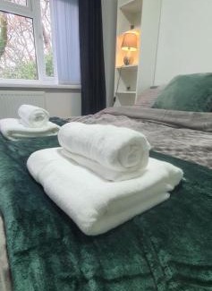 Cyncoed Apartamento | The Coral Suite - 2 Bedroom Apartment with 5G Wi-Fi in Lakeside, Cardiff minutes from Roath Park Lake