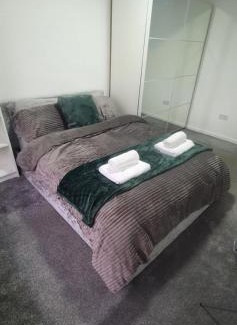 Cyncoed Apartamento | The Coral Suite - 2 Bedroom Apartment with 5G Wi-Fi in Lakeside, Cardiff minutes from Roath Park Lake