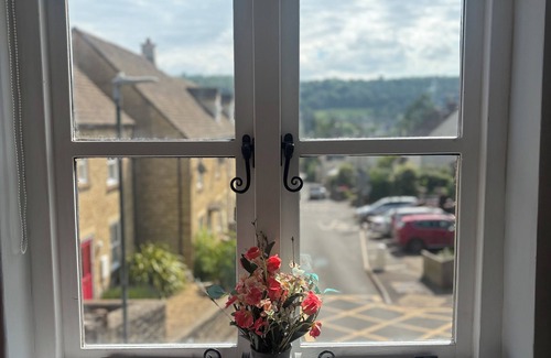 Ozleworth Casa | The Corner Cottage - ideal Cotswold way walk stay / pet friendly