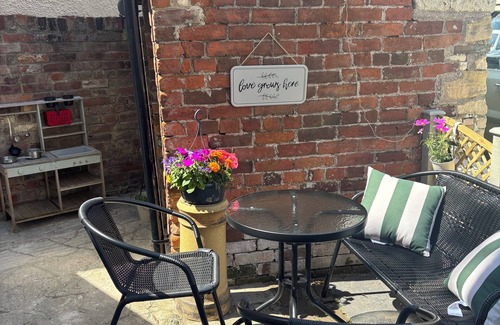 Ozleworth Casa | The Corner Cottage - ideal Cotswold way walk stay / pet friendly