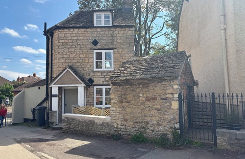 Ozleworth Casa | The Corner Cottage - ideal Cotswold way walk stay / pet friendly