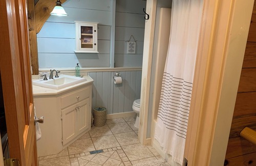 Drewsville Cabaña | The Cortland Cottage-Cozy Post & Beam cottage w/ hot tub in historic Walpole, NH