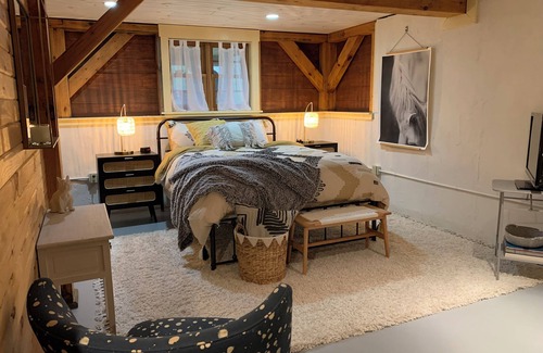 Drewsville Cabaña | The Cortland Cottage-Cozy Post & Beam cottage w/ hot tub in historic Walpole, NH