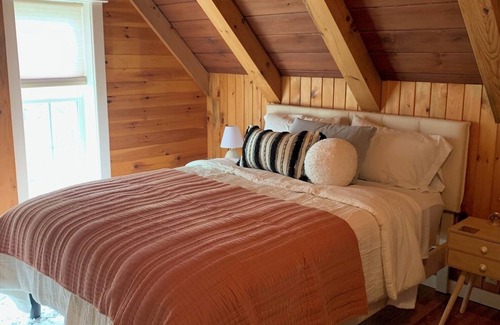 Drewsville Cabaña | The Cortland Cottage-Cozy Post & Beam cottage w/ hot tub in historic Walpole, NH