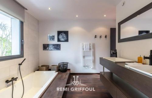 Honfleur Casa | The Cosmopolitan Architect Design Home with Rooftop Jacuzzi 8 Guests