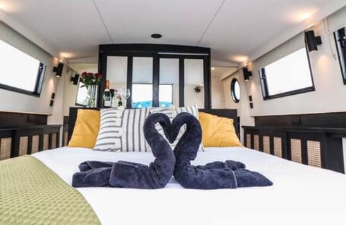 Runnymede Alquiler De Eote | The Cosy Blue Boat - Azure Elegance Afloat