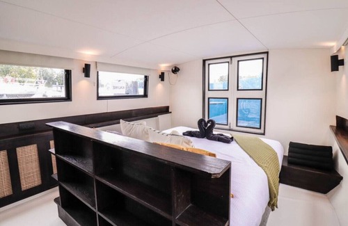 Runnymede Alquiler De Eote | The Cosy Blue Boat - Azure Elegance Afloat