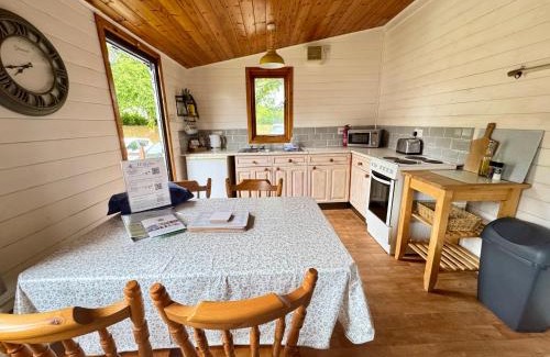 South Cerney Casa | The Cosy Cabin, Dog Friendly, Free Hoburne passes