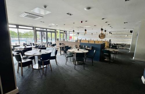 South Cerney Casa | The Cosy Cabin, Dog Friendly, Free Hoburne passes