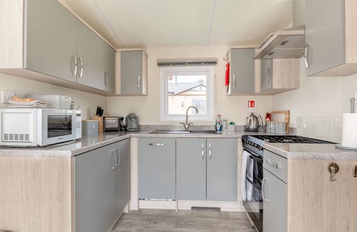 Evesham Cabaña | THE COTSWOLD HOLIDAY LODGE, family friendly, with a garden in Evesham