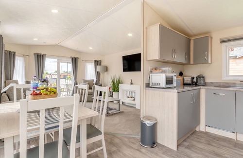 Evesham Cabaña | THE COTSWOLD HOLIDAY LODGE, family friendly, with a garden in Evesham