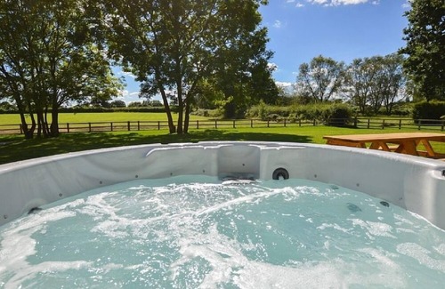 Carterton Casa | The Cotswold Manor Vineyard, bañera de hidromasaje exclusiva, juegos / eventos, graneros, 70 acres de Parkland