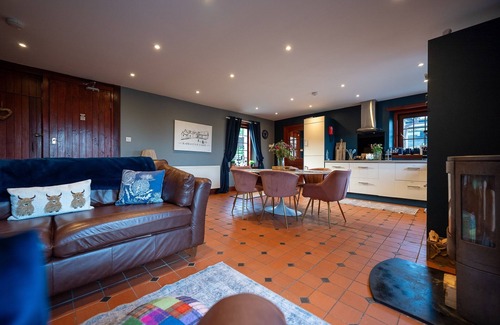 Glasgow Cabaña | The Cottage at Barraston Farm - a cottage that sleeps 10 guests in 4 bedrooms