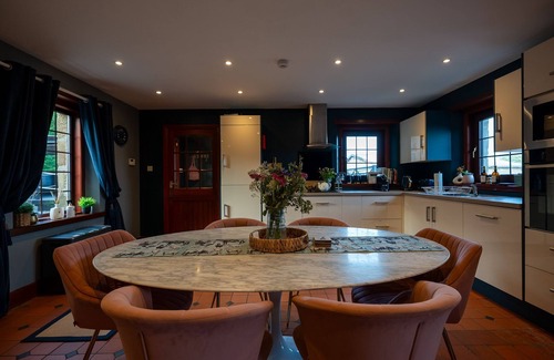 Glasgow Cabaña | The Cottage at Barraston Farm - a cottage that sleeps 10 guests in 4 bedrooms