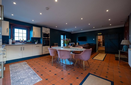 Glasgow Cabaña | The Cottage at Barraston Farm - a cottage that sleeps 10 guests in 4 bedrooms