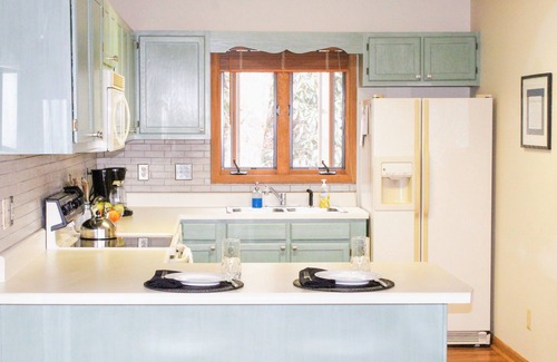 Beech Mountain Cabaña | The Cottage at Coffey-7 min to Skiing, Cozy Fireplace, Expansive Mountain Views