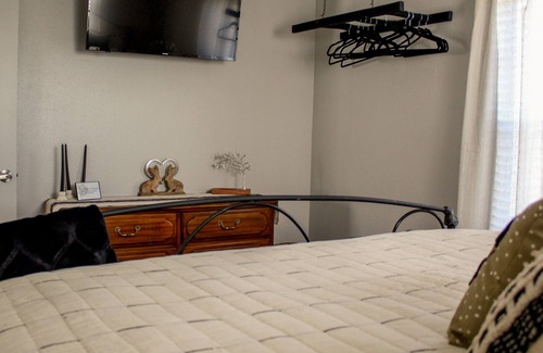 Merriam Woods Cabaña | The Cottage at Willow Hill- Minutes from Branson!