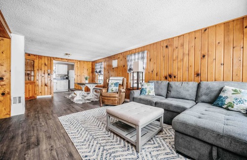 Mayfield Casa | The Cottage Getaway - Cozy Beachfront Escape