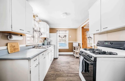 Mayfield Casa | The Cottage Getaway - Cozy Beachfront Escape