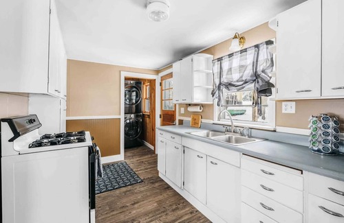 Mayfield Casa | The Cottage Getaway - Cozy Beachfront Escape