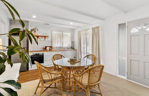 Ocean Grove Casa | The Cottage- Pet Friendly with secure yard and close to beach and river!
