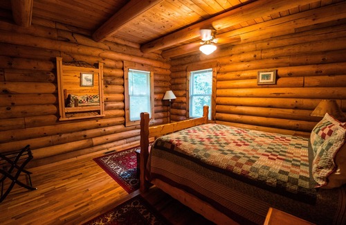 Ferryville Cabina | The Cotton Wood lodge- Romantic, Secluded on Stream in the Driftless- Hot Tub