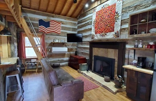 Hardin County Cabina | The Cottonwood cabin by Garden of the Gods in the Shawnee National Forest