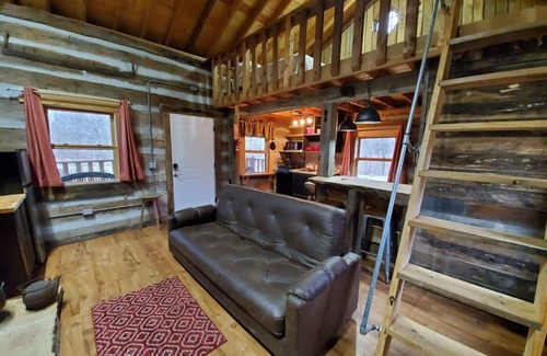 Hardin County Cabina | The Cottonwood cabin by Garden of the Gods in the Shawnee National Forest