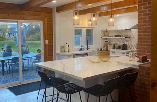Ameliasburgh Casa | The County Chalet - 3 bdrm, 2 bath, games room