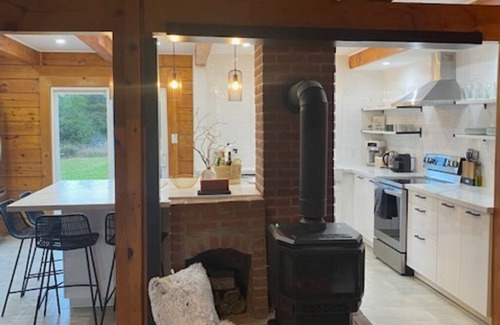 Ameliasburgh Casa | The County Chalet - 3 bdrm, 2 bath, games room