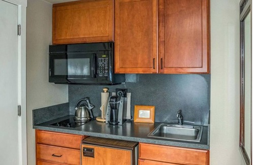 Downtown Cannon Beach Hotel | The Courtyard - Double Queen with Kitchenette at Cannon Beach Hotel Collection