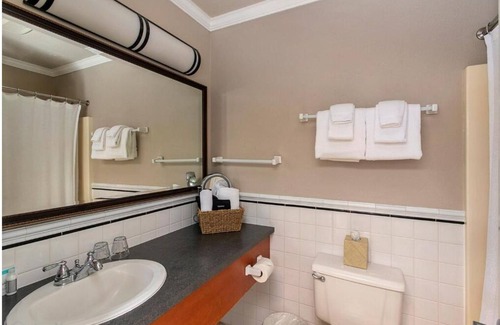 Downtown Cannon Beach Hotel | The Courtyard - Double Queen with Kitchenette at Cannon Beach Hotel Collection