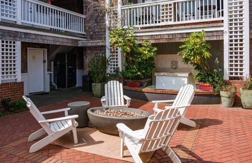 Downtown Cannon Beach Hotel | The Courtyard - Double Queen with Kitchenette at Cannon Beach Hotel Collection