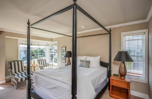 Downtown Cannon Beach Hotel | The Courtyard - Oceanview King Room with Free Parking and Beach Access!