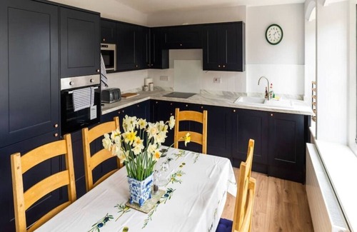 Chipping Campden Casa | The Courtyard overlooking Kiftsgate Court Gardens