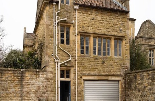Chipping Campden Casa | The Courtyard overlooking Kiftsgate Court Gardens