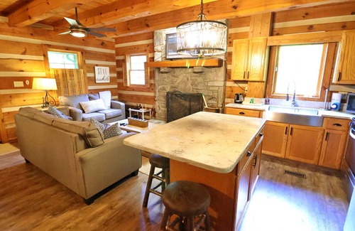 Cherokee Cabina | The Cove: 6 min to Casino and Golf! Pet Friendly