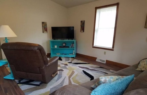 Edinboro Cabaña | The Cove, cozy cottage by Edinboro Lake