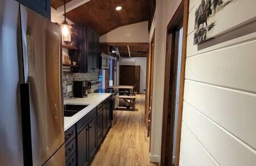 Malone Cabina | The Cozy Bear w/ Hot Tub overlooking Mtn views!