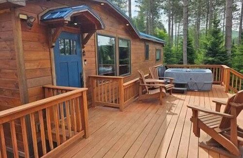 Malone Cabina | The Cozy Bear w/ Hot Tub overlooking Mtn views!